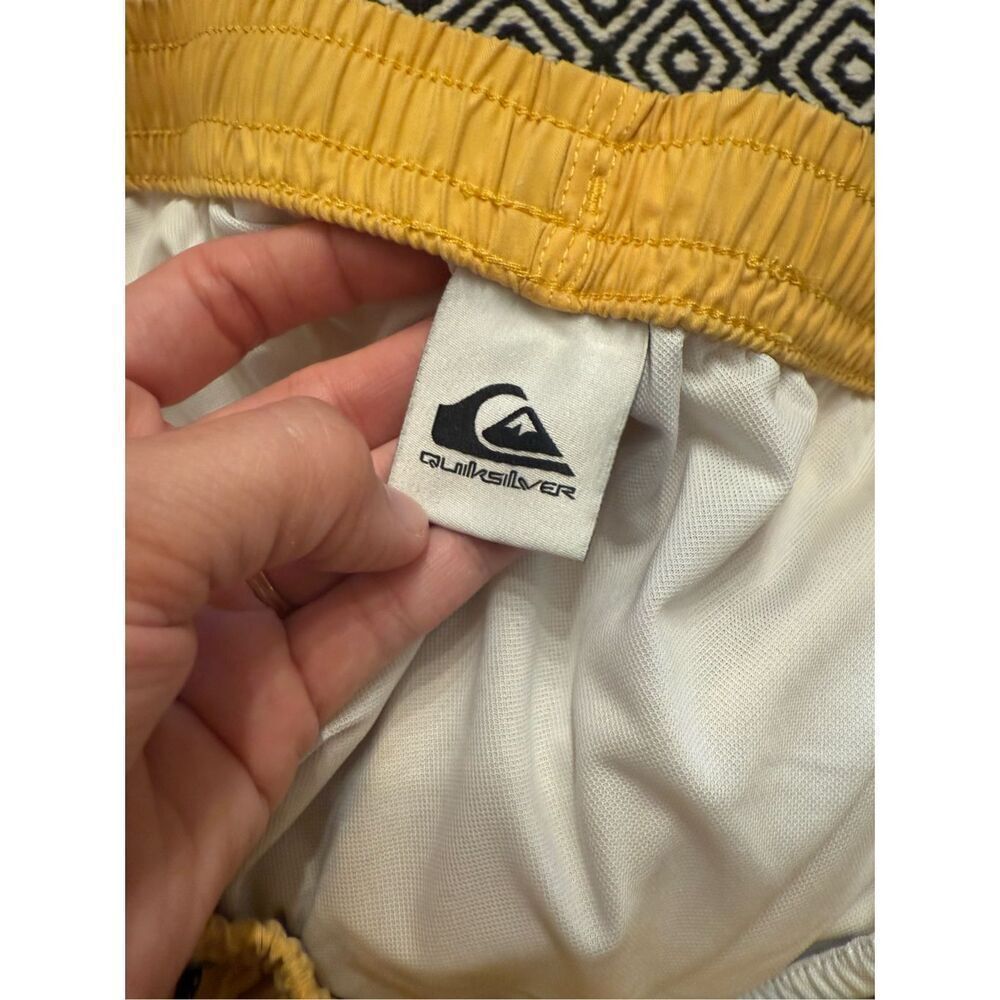 Quicksilver Yellow Drawswing Lined Stretch Elastic Waist Swim Trunks Size Medium - Picture 6 of 7
